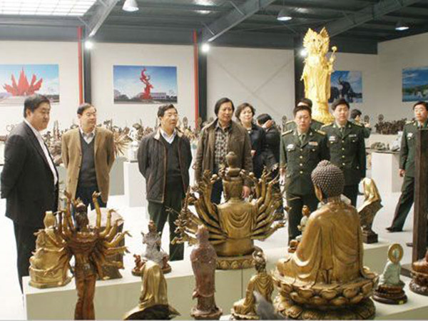 2009年3月29日济南军区原副司令李洪程中将、潍坊军分区司令员卞长伟、临朐县委书记刘建国等领导来华艺星空手机入口-星空（中国）
视察指导，傅绍相总经理介绍星空手机入口-星空（中国）
艺术