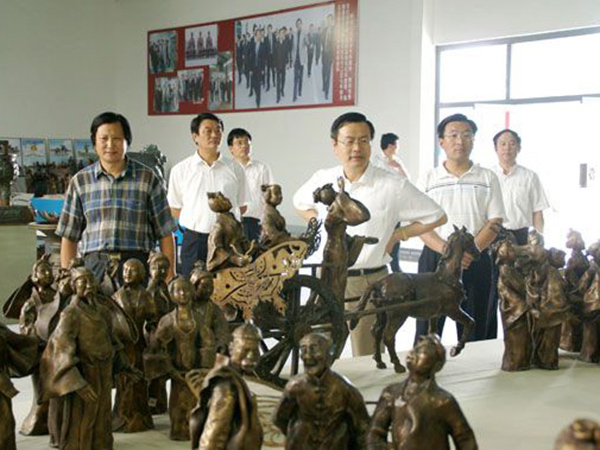 2008年8月5日山东省政协副主席、省工商联主席王乃静莅临华艺星空手机入口-星空（中国）
视察指导，傅绍相总经理介绍《风筝魂》群雕