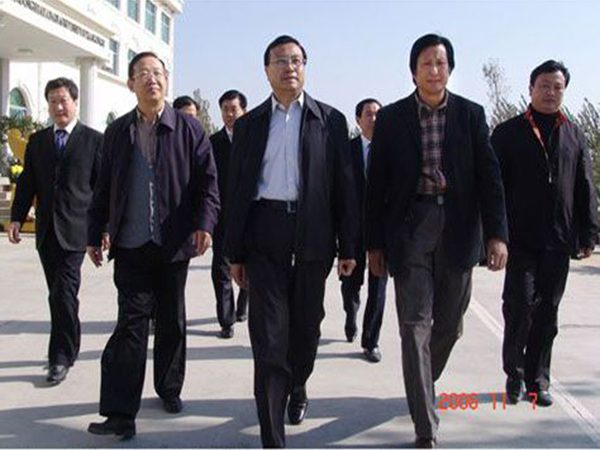 山东省副省长才利民、潍坊市市长许立全等领导于2006年10月7日莅临华艺星空手机入口-星空（中国）
视察指导，傅绍相总经理介绍的是艺术