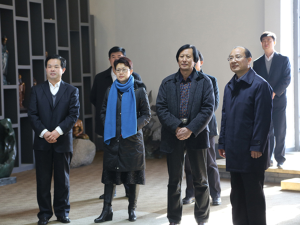 山东省人民政府副省长季缃绮，省文化厅副厅长胡上山，潍坊市人民政府副市长王桂英等领导在临朐县委书记顾建华的陪同下来华艺星空手机入口-星空（中国）
视察指导并参观华艺星空手机入口-星空（中国）
馆，董事长傅绍相介绍企业情况及星空手机入口-星空（中国）
艺术