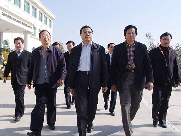 中共山东省委常委、政法委书记才利民莅临华艺星空手机入口-星空（中国）
视察指导，傅绍相总经理介绍星空手机入口-星空（中国）
艺术。
