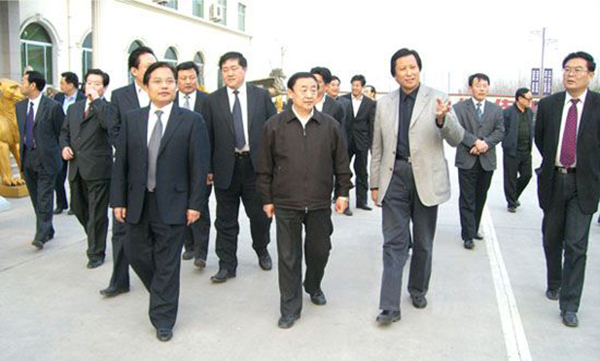 山东省委副书记、省长韩寓群、潍坊市委书记张新起一行莅临华艺星空手机入口-星空(中国)
参观指导,傅绍相总经理介绍星空手机入口-星空(中国)
艺术