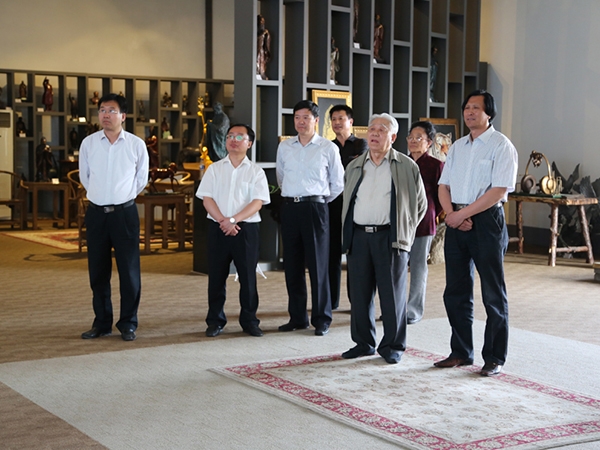 原中国人民解放军海军司令员石云生上将一行在潍坊原市人大副主任王永兴、临朐县刘裕斌县长的陪同下来华艺视察指导并题字留念，傅绍相总经理向客人介绍星空手机入口-星空（中国）
艺术。