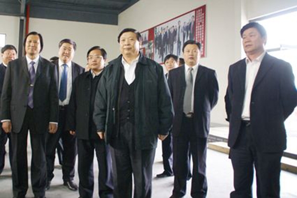 山东省委副书记、省长姜大明、副省长贾万志、潍坊市委书记张新起等领导于2009年4月15日莅临华艺星空手机入口-星空（中国）
视察指导，总经理傅绍相介绍星空手机入口-星空（中国）
艺术。