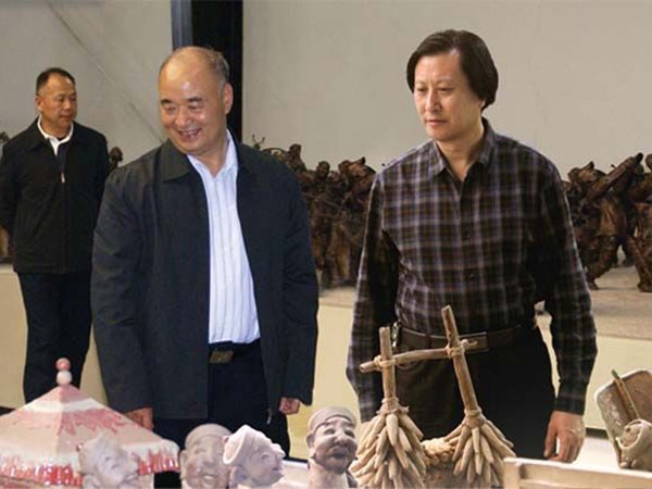 中央政治局委员、中央军事委员会副主席许其亮来华艺星空手机入口-星空（中国）
视察指导，傅绍相总经理介绍星空手机入口-星空（中国）
艺术